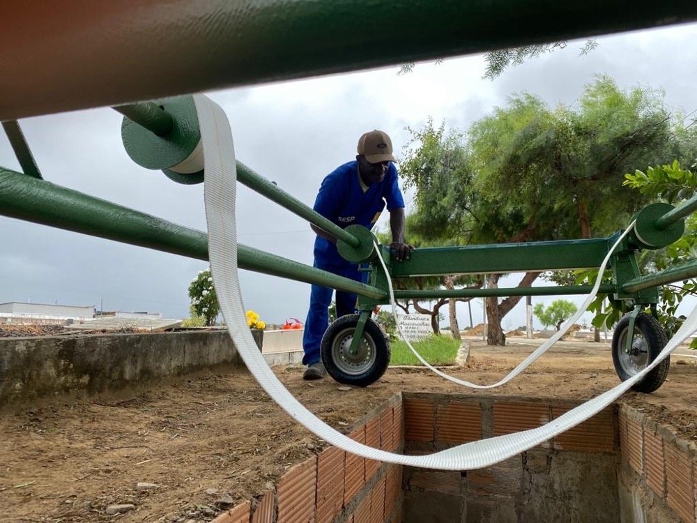 Aquisição de descensor para o cemitério Jardim da Paz