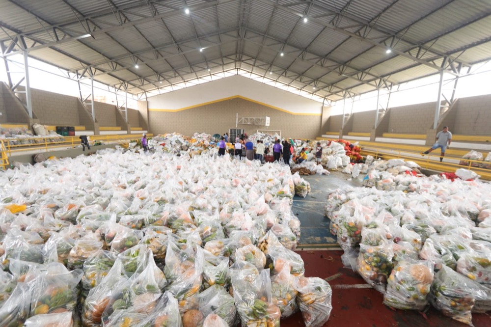 Distribuição de mais de 10 mil cestas básicas