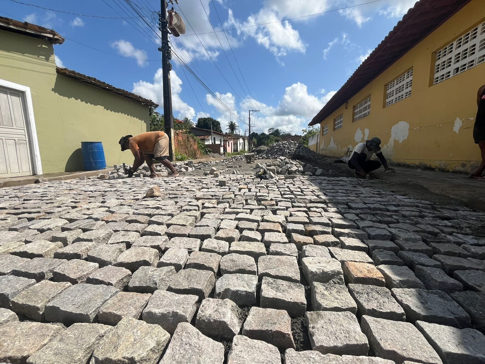 Pavimentação em paralepípedo na Rua C da comunidade da Lisboa